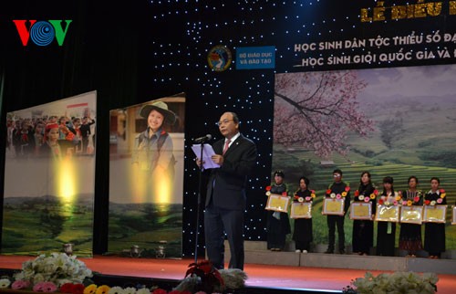 Outstanding ethnic students honored - ảnh 1